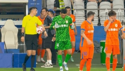 诉苦！王彤找瓦科交流，指了指麦麦提江，随后指向自己的脑袋